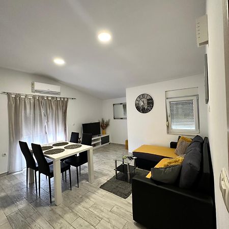 Apartman Nela Apartment Kastel Sucurac Exterior photo